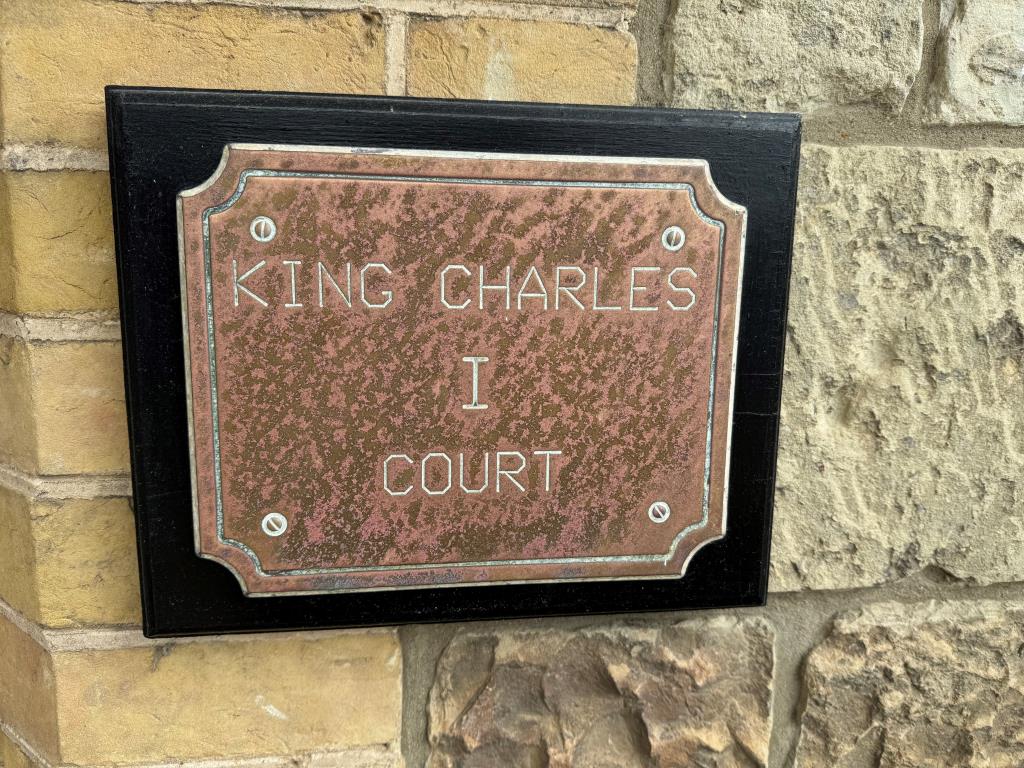 Lot: 32 - TOWN CENTRE FLAT FOR IMPROVEMENT WITH PARKING - Front door plate to the building
